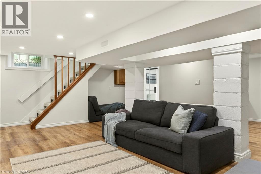 












13 TWEEDSMUIR Avenue

,
Dundas,




Ontario
L9H4H6

