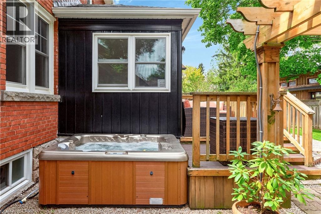 












13 TWEEDSMUIR Avenue

,
Dundas,




Ontario
L9H4H6

