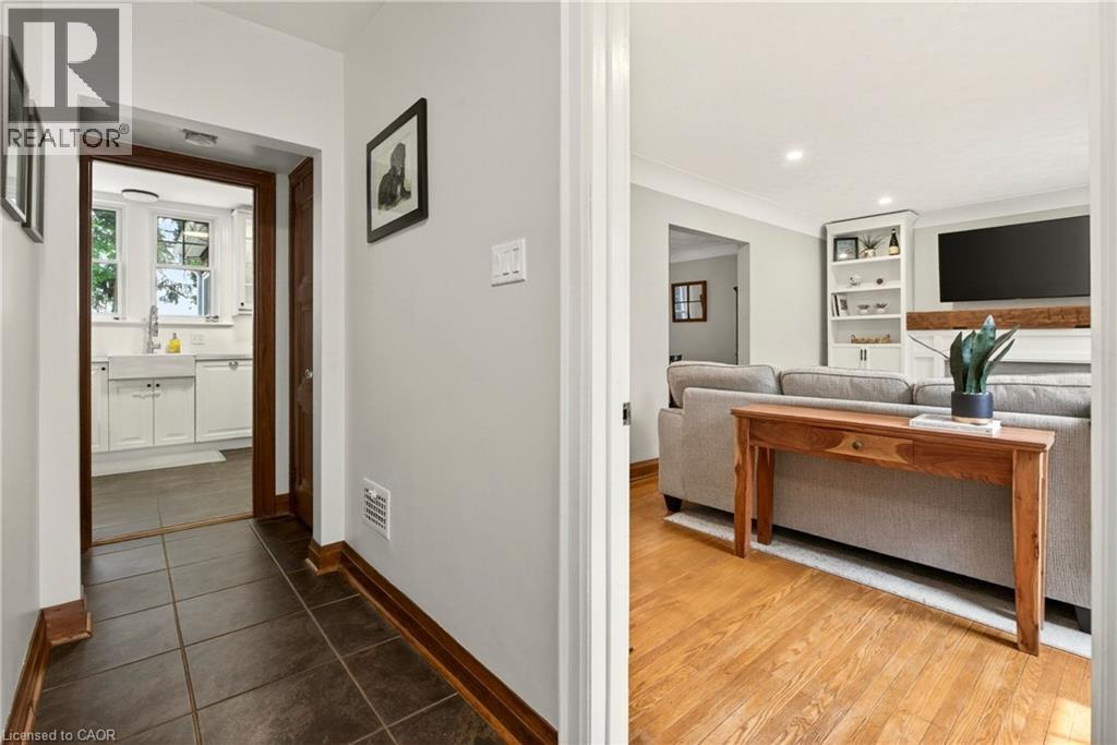 












13 TWEEDSMUIR Avenue

,
Dundas,




Ontario
L9H4H6

