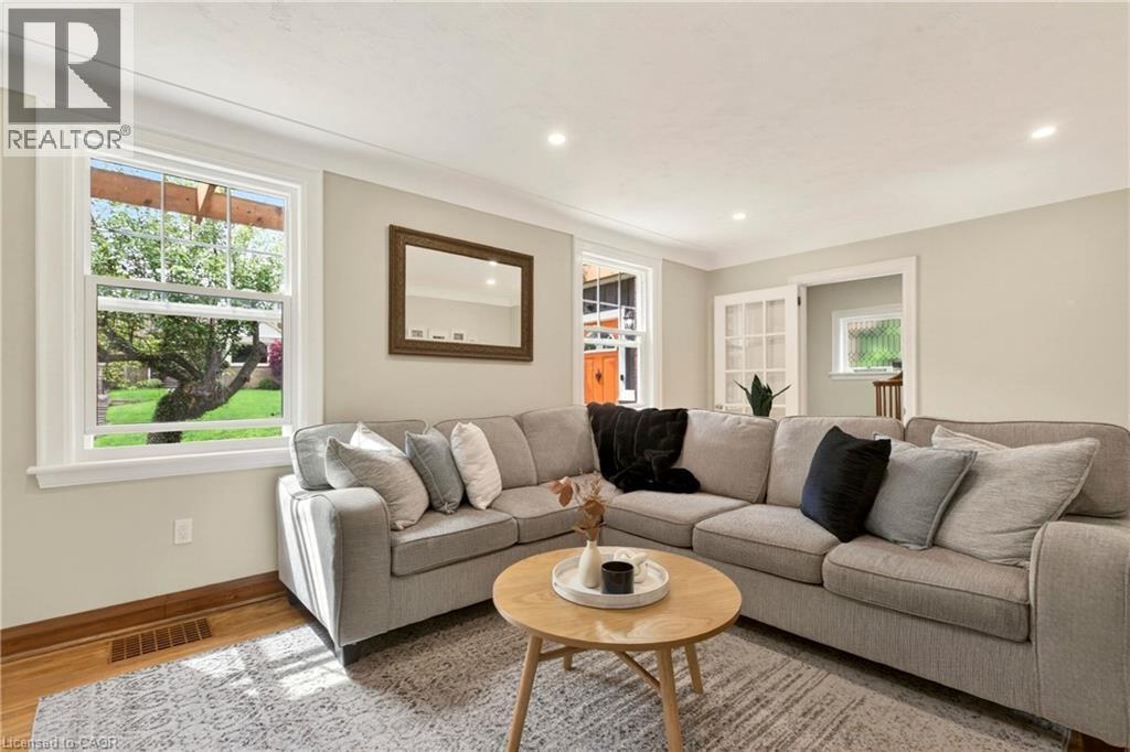 












13 TWEEDSMUIR Avenue

,
Dundas,




Ontario
L9H4H6

