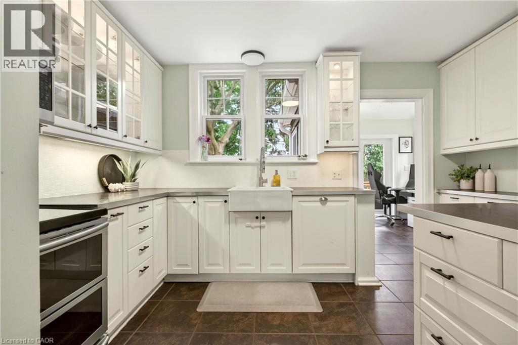 












13 TWEEDSMUIR Avenue

,
Dundas,




Ontario
L9H4H6

