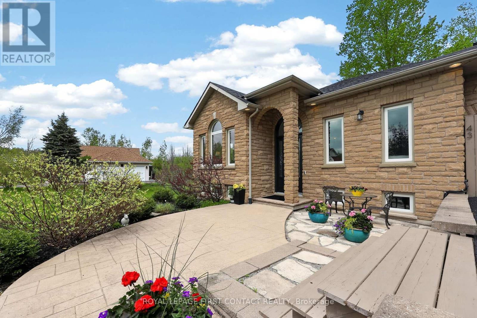 












43 BOYD CRESCENT

,
Oro-Medonte,




Ontario
L0K1N0

