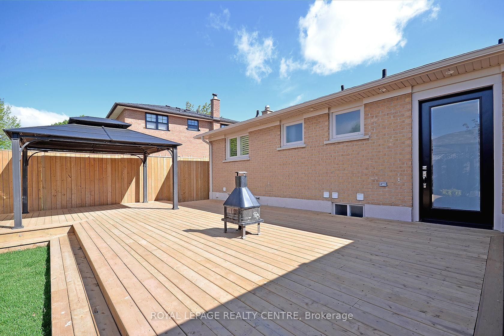 









326


Slade

Crescent, Lower,
Oakville,




ON
L6K 3R4

