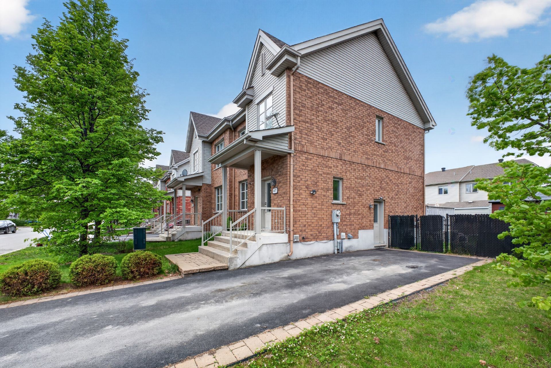 









3277


Rue des Monarques

,
Longueuil (Saint-Hubert),




QC
J3Y0G7

