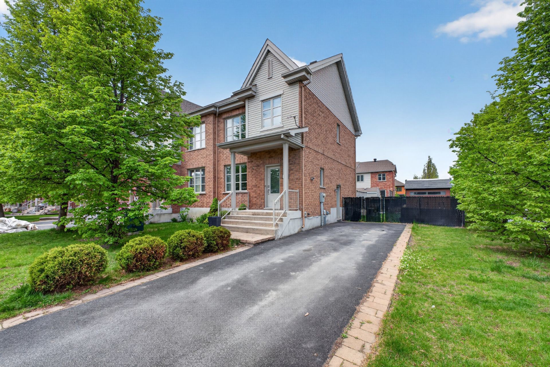 









3277


Rue des Monarques

,
Longueuil (Saint-Hubert),




QC
J3Y0G7

