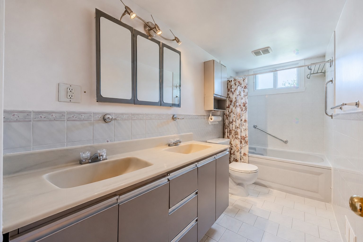 









8585

 - 8587


Rue Mance

,
Montréal (Saint-Léonard),




QC
H1R2K5

