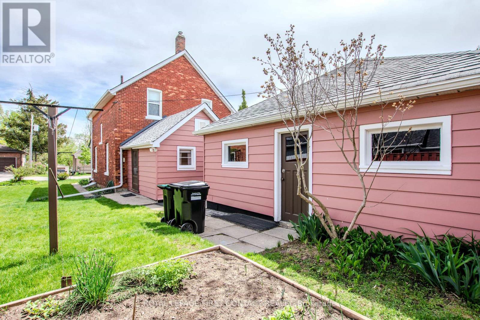 












14 FREDERICK STREET

,
Barrie,




Ontario
L4N2L5


