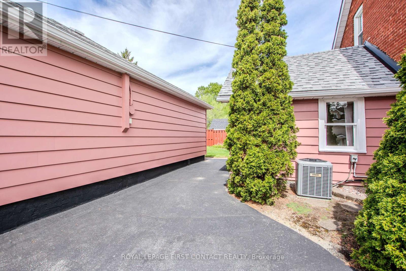 












14 FREDERICK STREET

,
Barrie,




Ontario
L4N2L5

