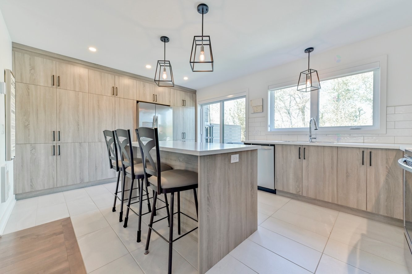









3601


Rue Ulric-Dubois

,
Longueuil (Saint-Hubert),




QC
J3Y0V2

