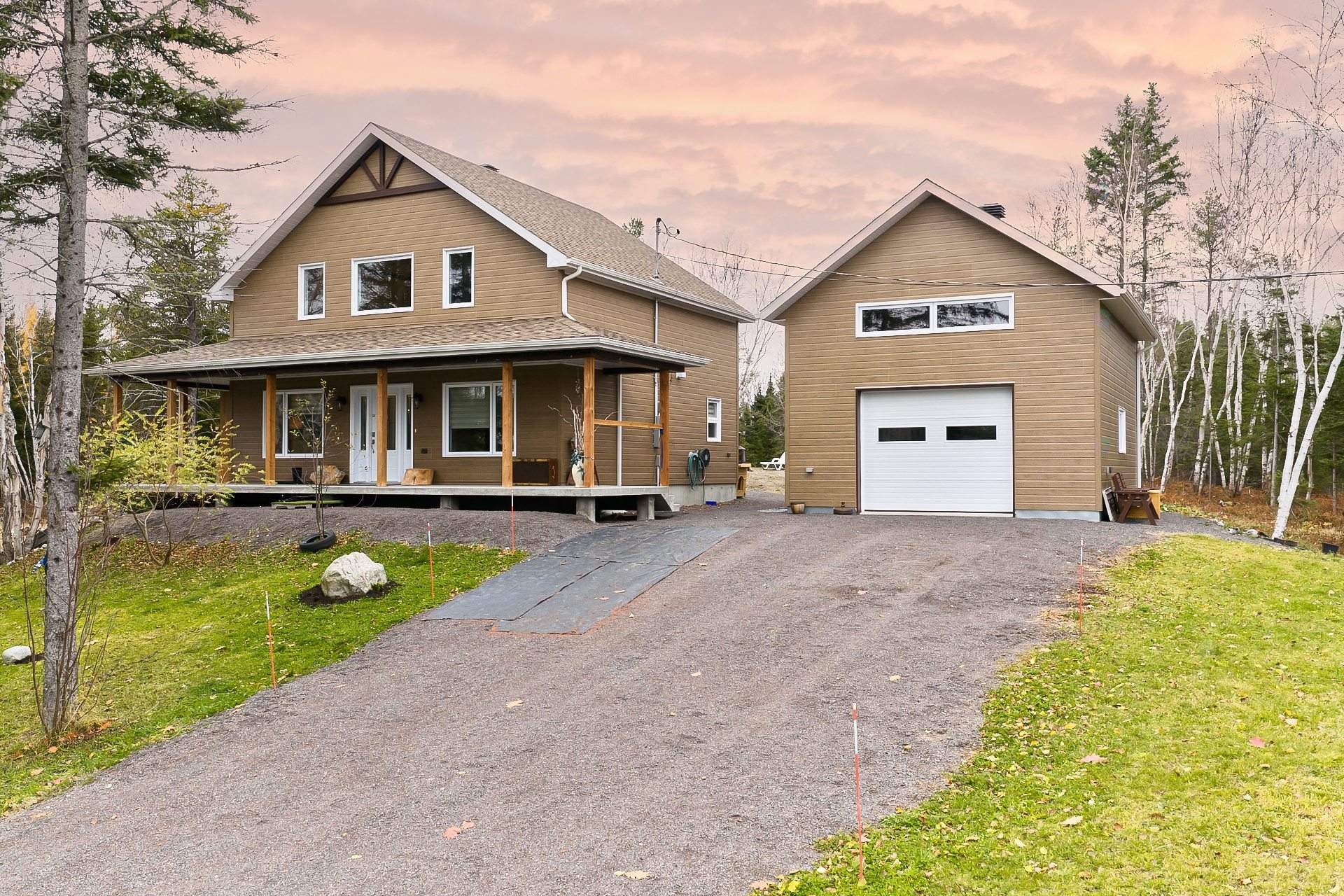 









653


2e Rang

,
Saint-Charles-de-Bourget,




QC
G0V1G0

