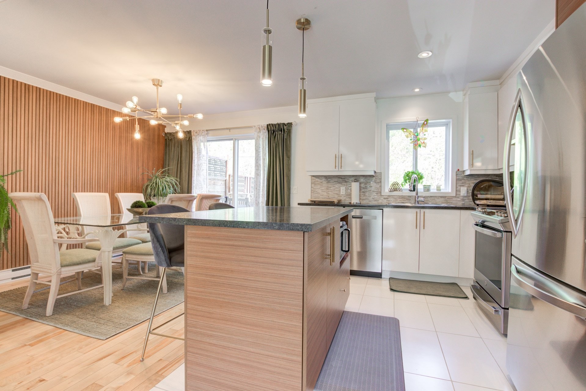 









212


10e Avenue

,
Saint-Zotique,




QC
J0P1Z0

