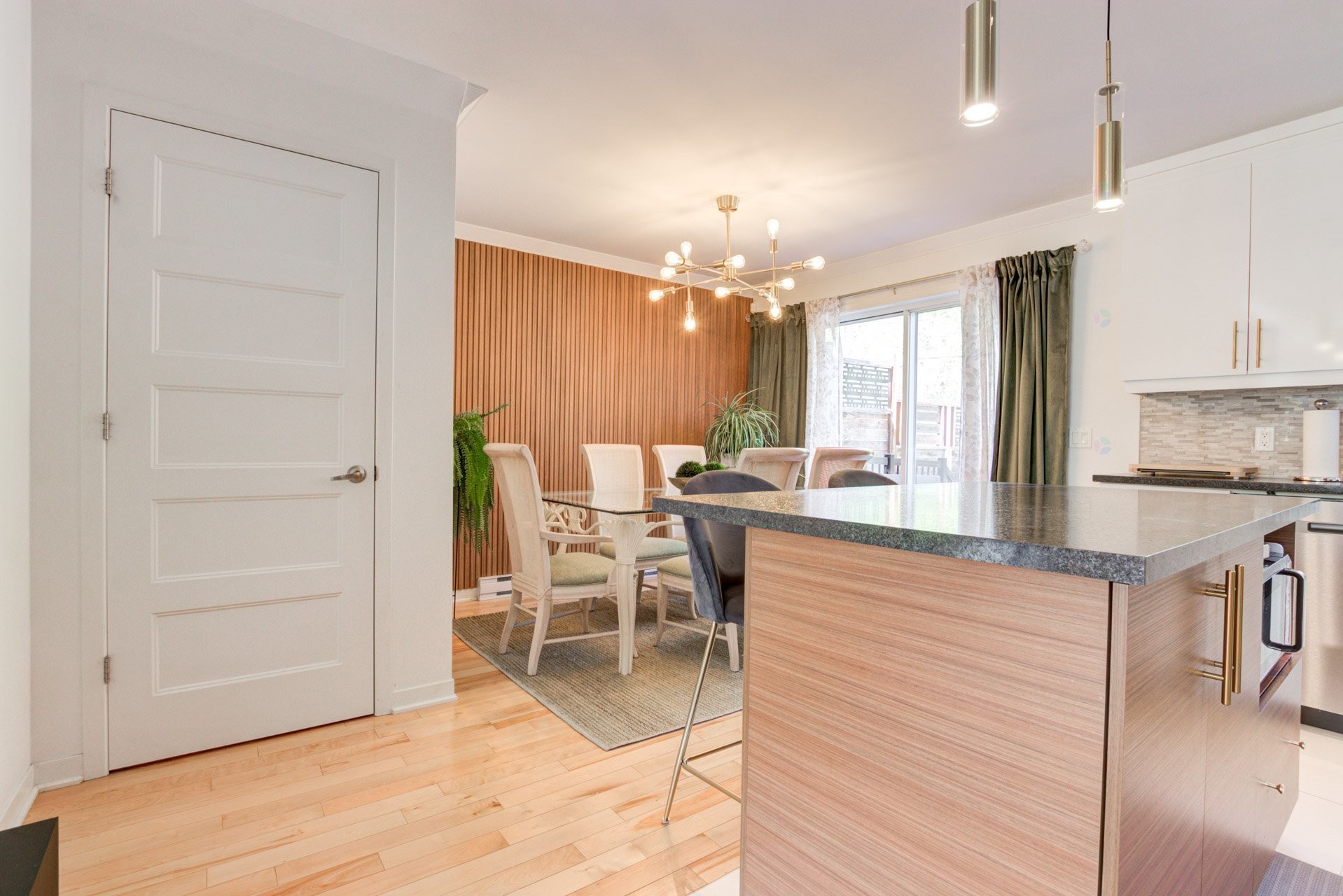 









212


10e Avenue

,
Saint-Zotique,




QC
J0P1Z0

