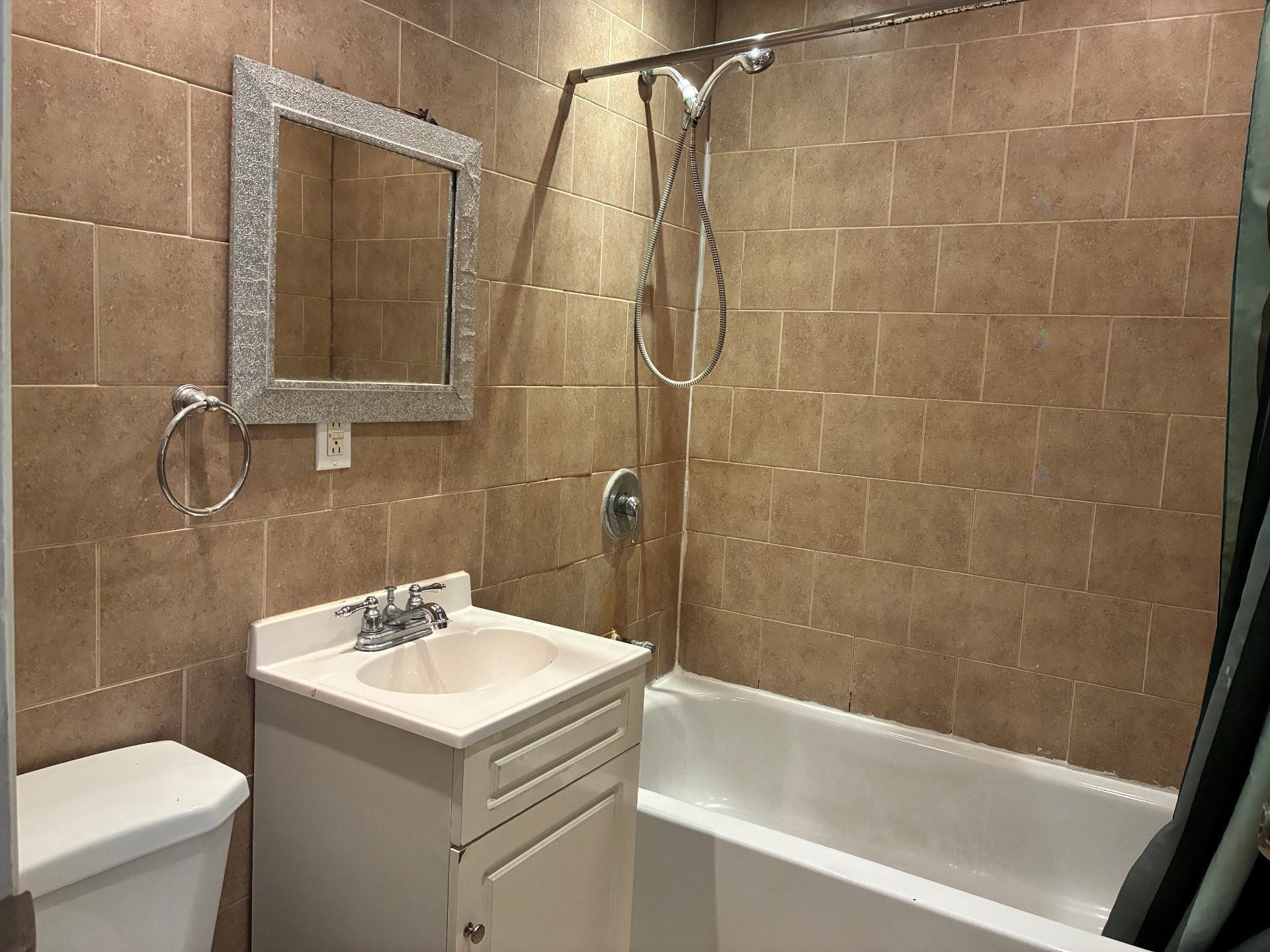 









3900

 - 3902


Av. De Repentigny

,
Montréal (Mercier/Hochelaga-Maisonneuve),




QC
H1M2E7

