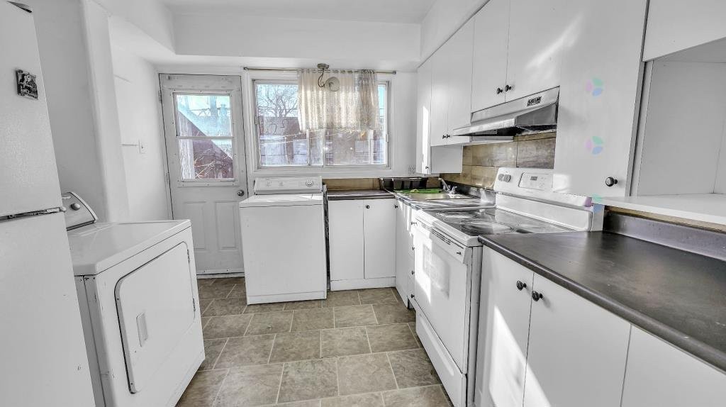









3900

 - 3902


Av. De Repentigny

,
Montréal (Mercier/Hochelaga-Maisonneuve),




QC
H1M2E7

