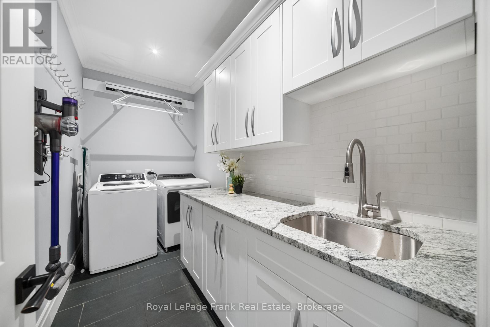 












325 MAINE STREET

,
Oshawa (Kedron),




Ontario
L1L1A8

