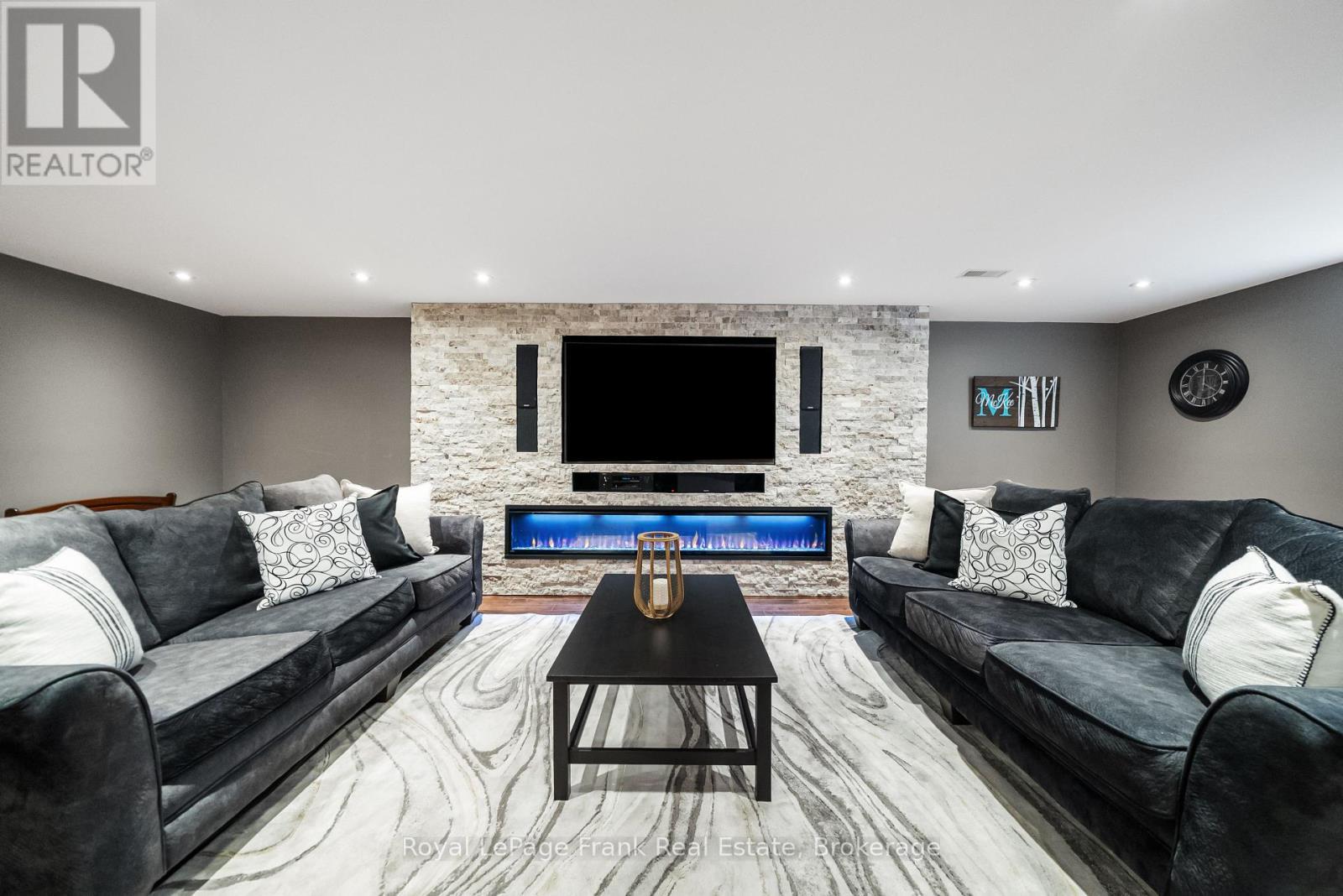 












325 MAINE STREET

,
Oshawa (Kedron),




Ontario
L1L1A8

