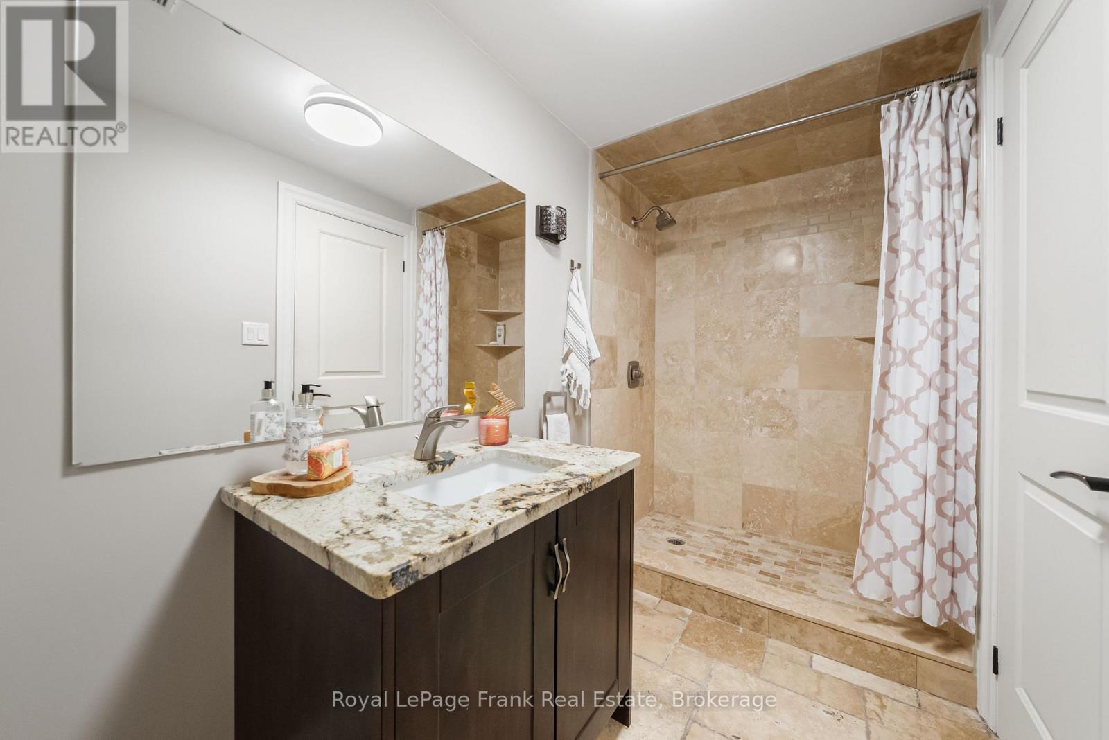 












325 MAINE STREET

,
Oshawa (Kedron),




Ontario
L1L1A8

