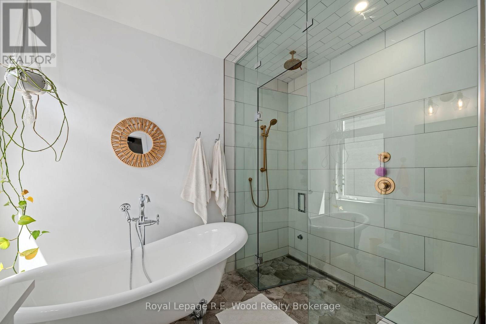 












73 ROYAL DORNOCH DRIVE

,
St. Thomas,




Ontario
N5R0K4

