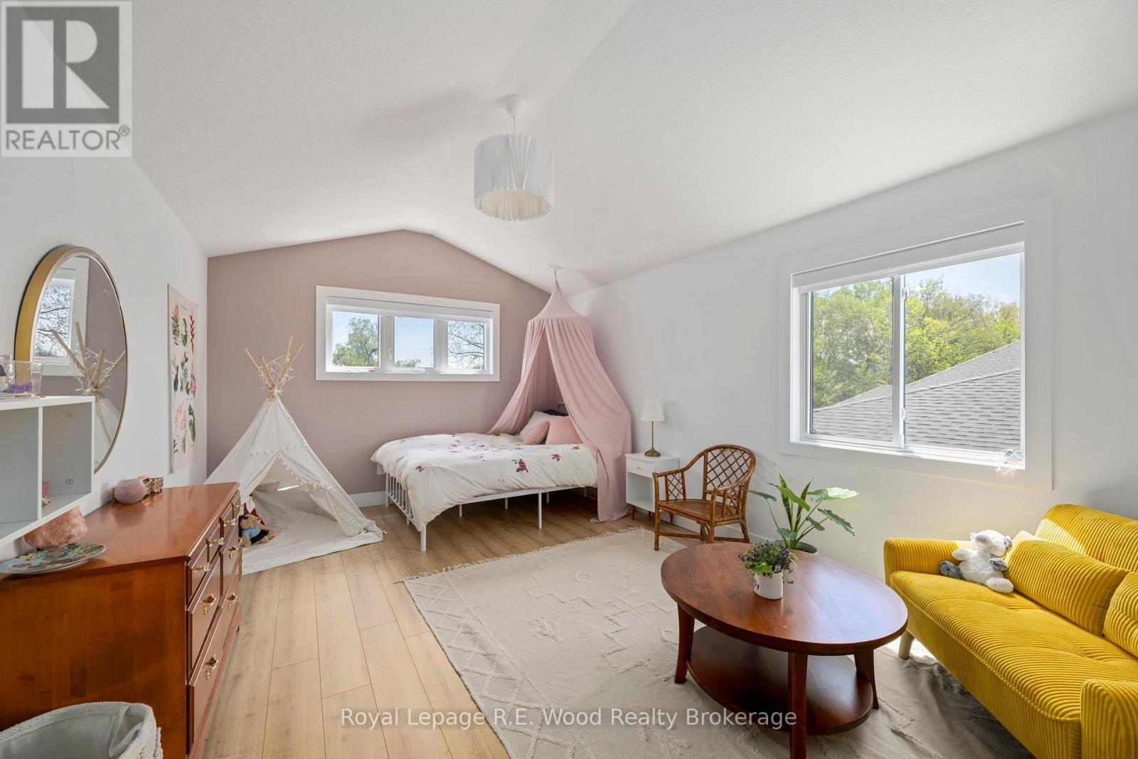












73 ROYAL DORNOCH DRIVE

,
St. Thomas,




Ontario
N5R0K4

