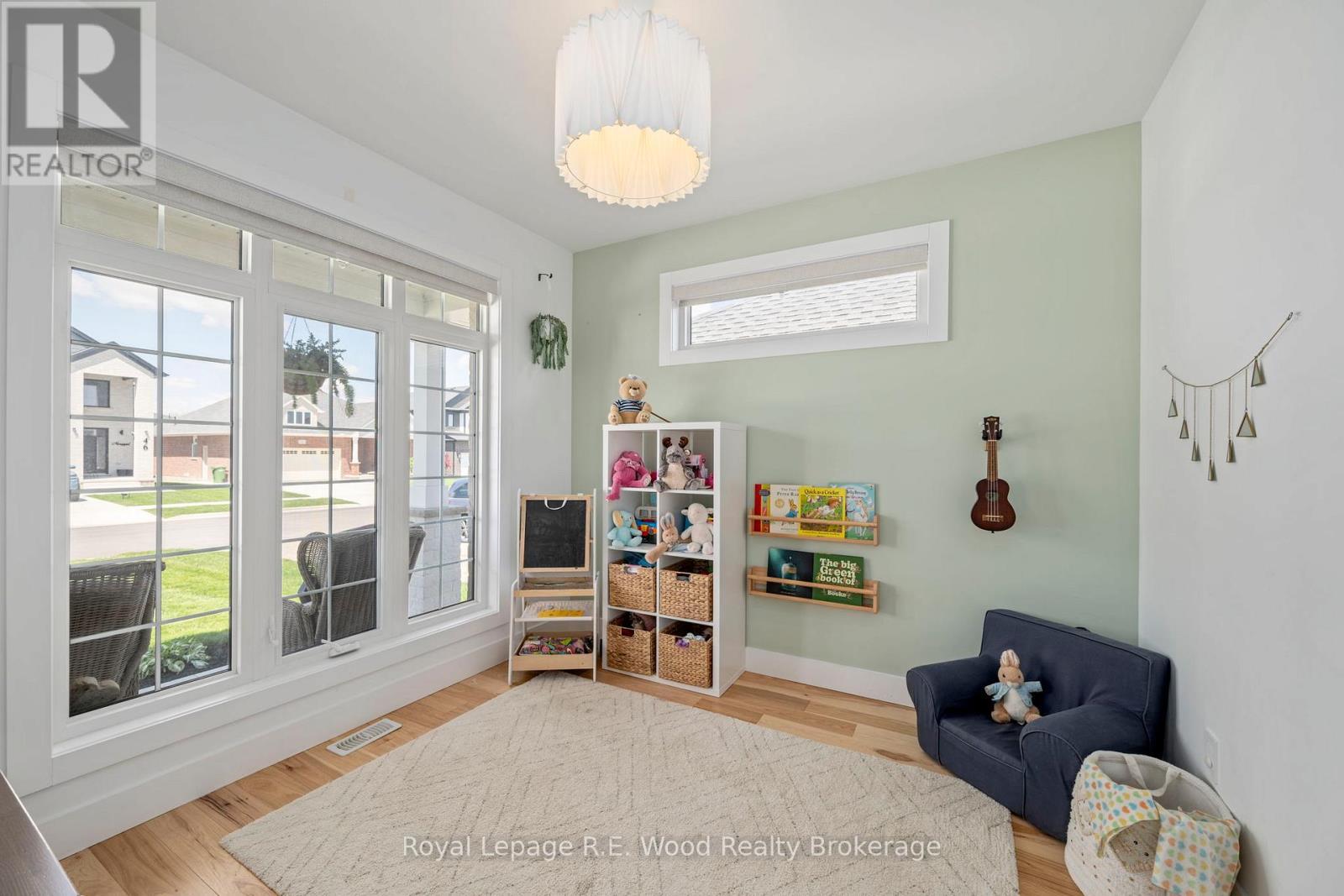 












73 ROYAL DORNOCH DRIVE

,
St. Thomas,




Ontario
N5R0K4

