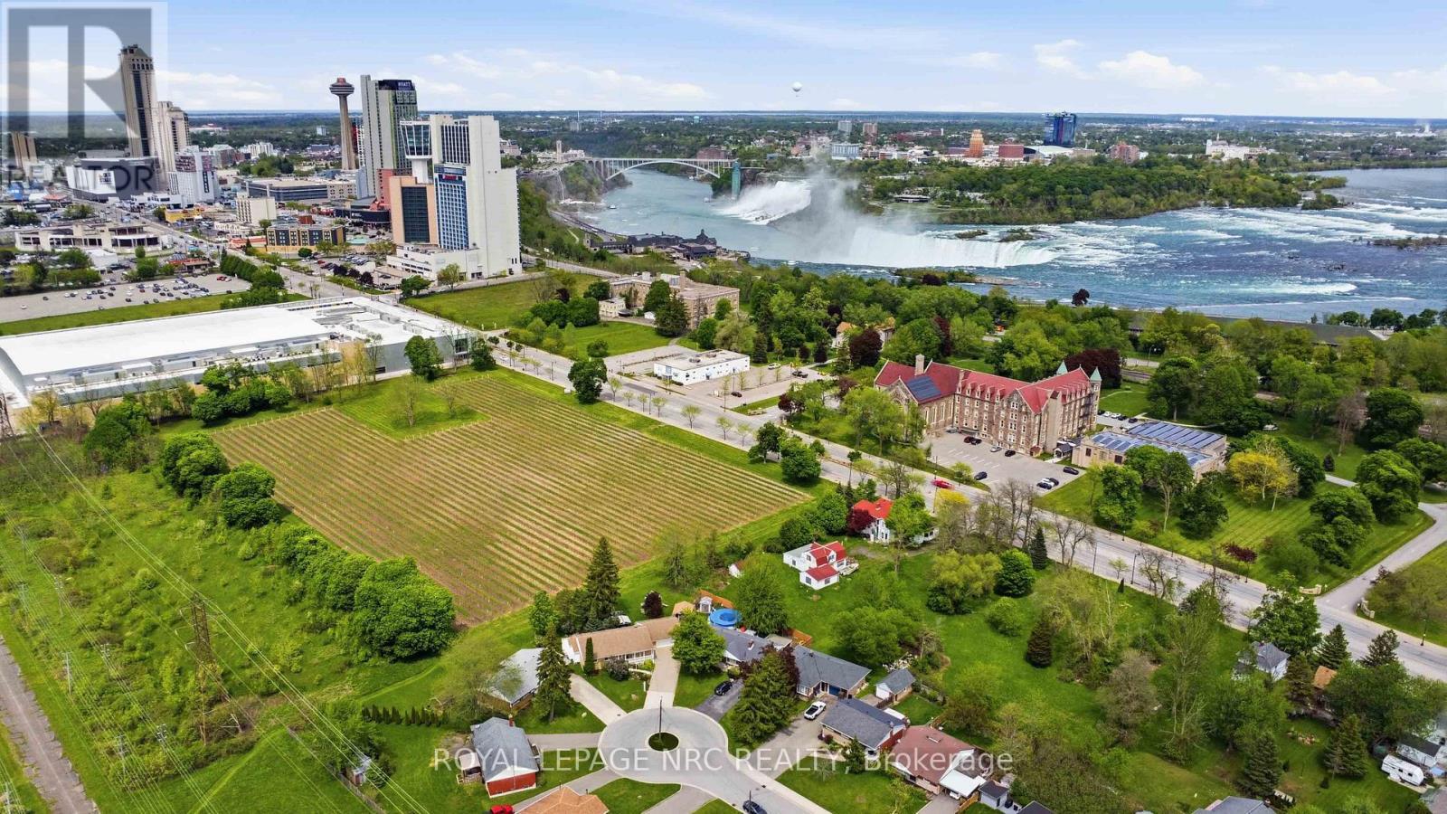 












7101 ROGER CRESCENT

,
Niagara Falls (Arad/Fallsview),




Ontario
L2G3A6

