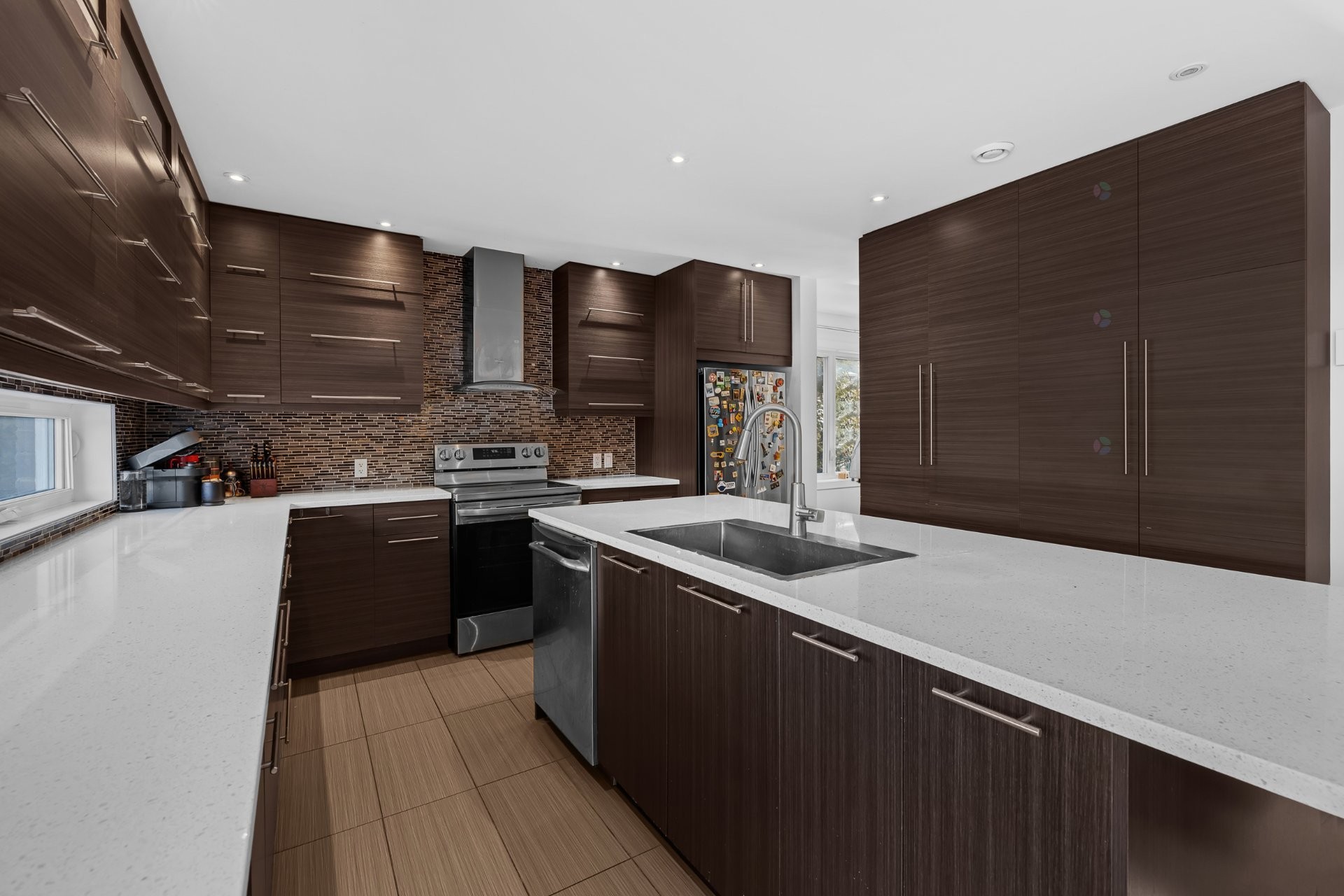 









3925


Rue Oslo

,
Brossard,




QC
J4Y2V5

