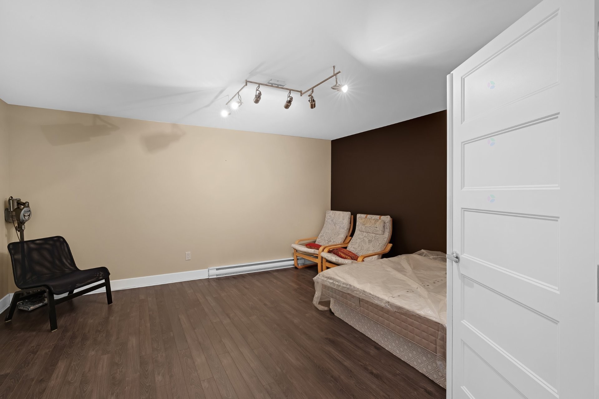 









3925


Rue Oslo

,
Brossard,




QC
J4Y2V5

