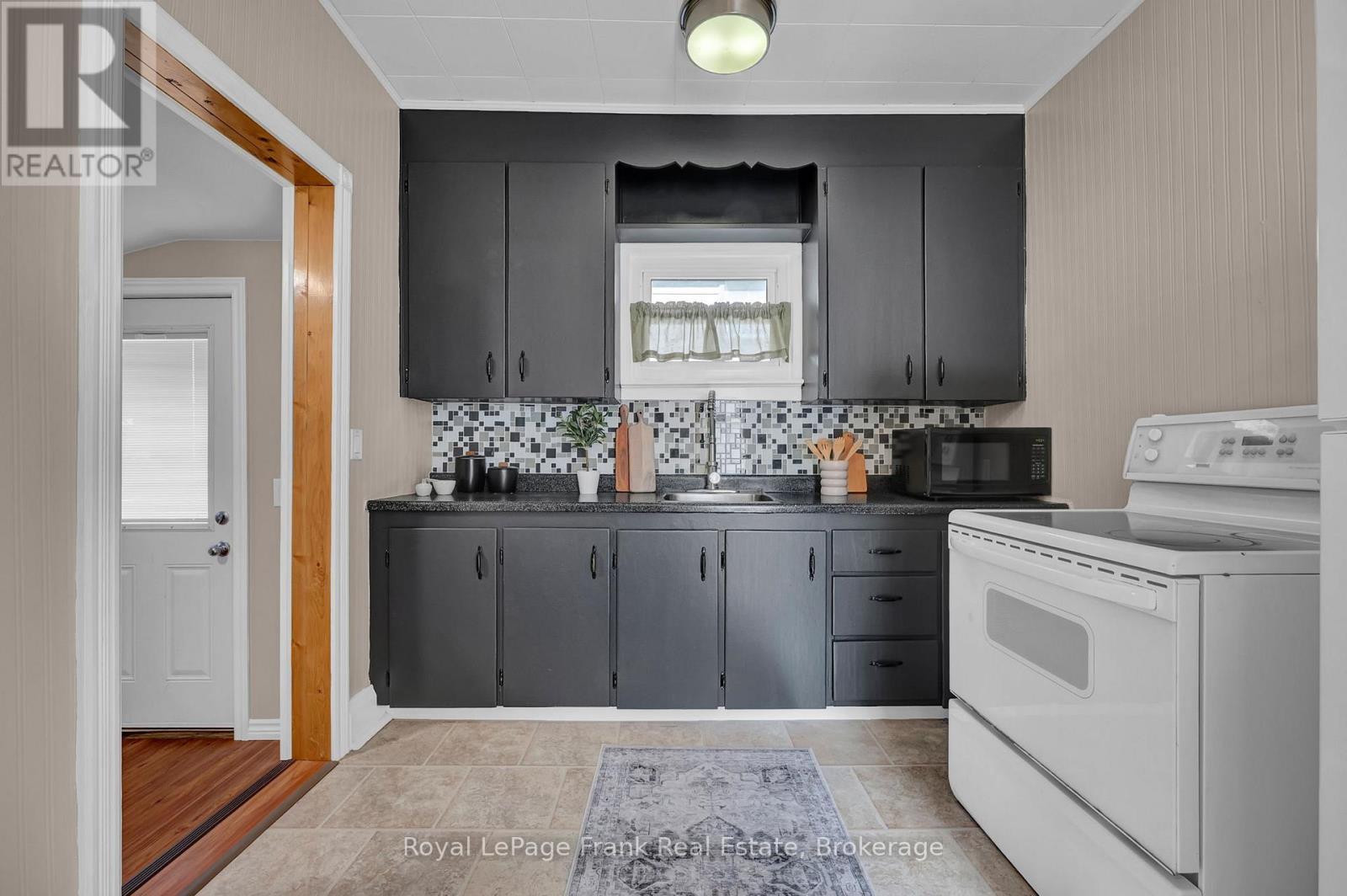 












78 FISHER STREET

,
Oshawa (Central),




Ontario
L1H2V3

