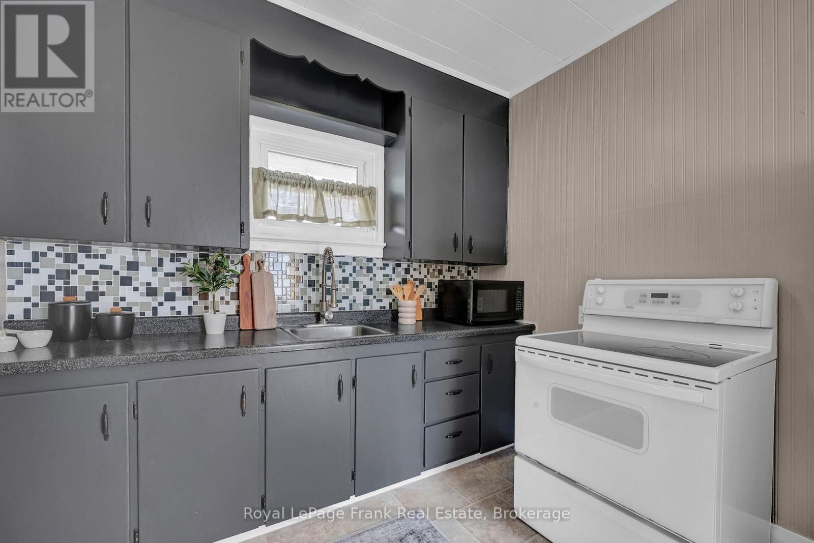 












78 FISHER STREET

,
Oshawa (Central),




Ontario
L1H2V3

