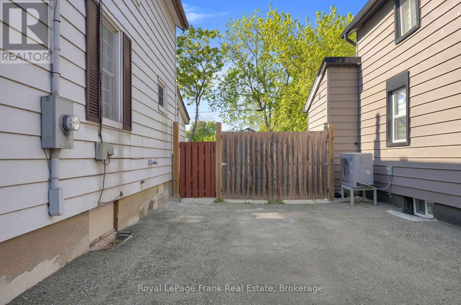 












78 FISHER STREET

,
Oshawa (Central),




Ontario
L1H2V3

