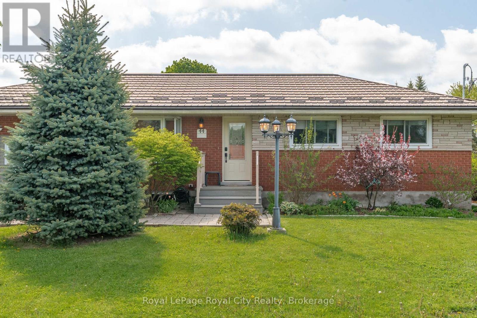 












44 RIDGEWAY AVENUE

,
Guelph (Pineridge/Westminster Woods),




Ontario
N1L1G8

