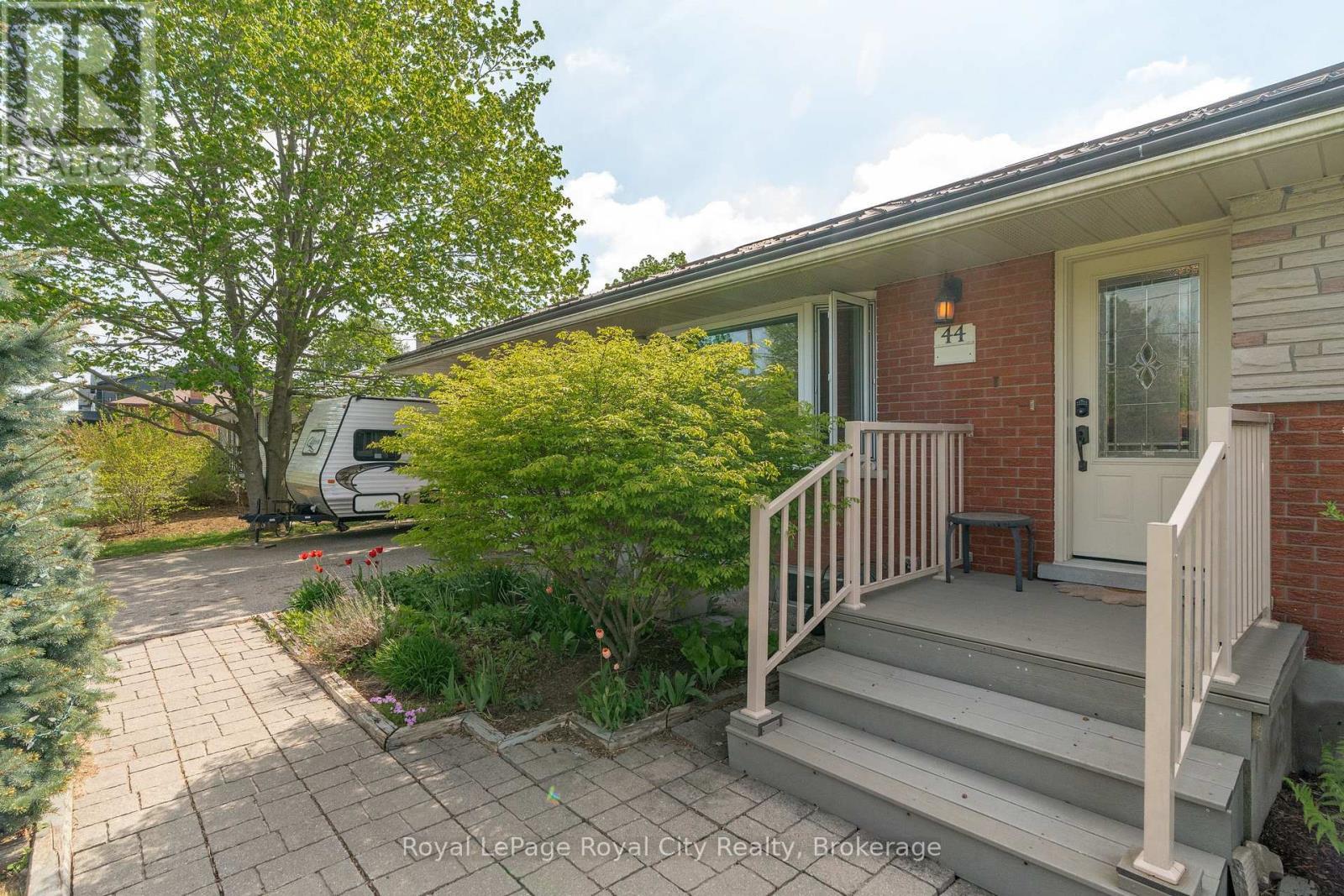 












44 RIDGEWAY AVENUE

,
Guelph (Pineridge/Westminster Woods),




Ontario
N1L1G8

