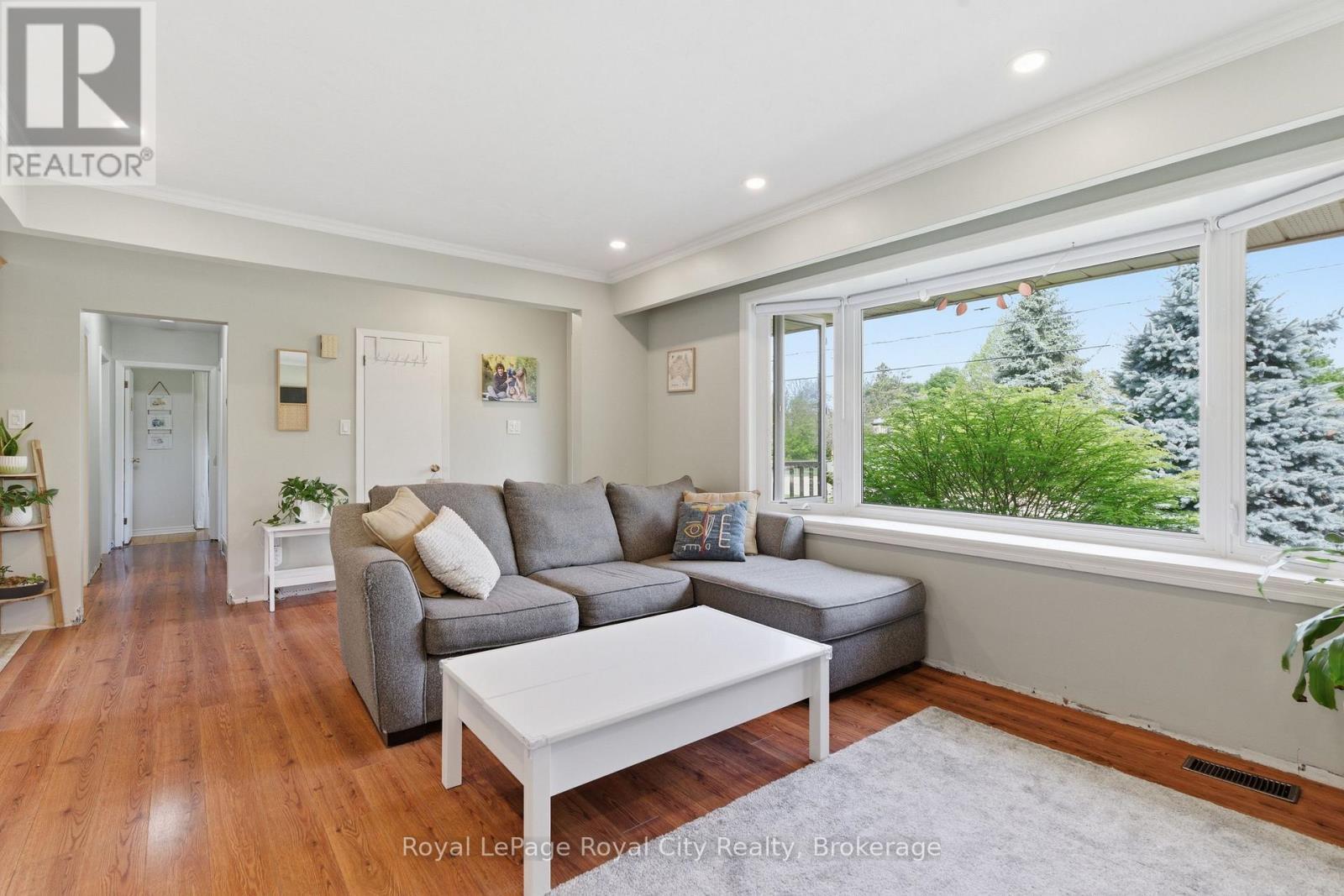 












44 RIDGEWAY AVENUE

,
Guelph (Pineridge/Westminster Woods),




Ontario
N1L1G8

