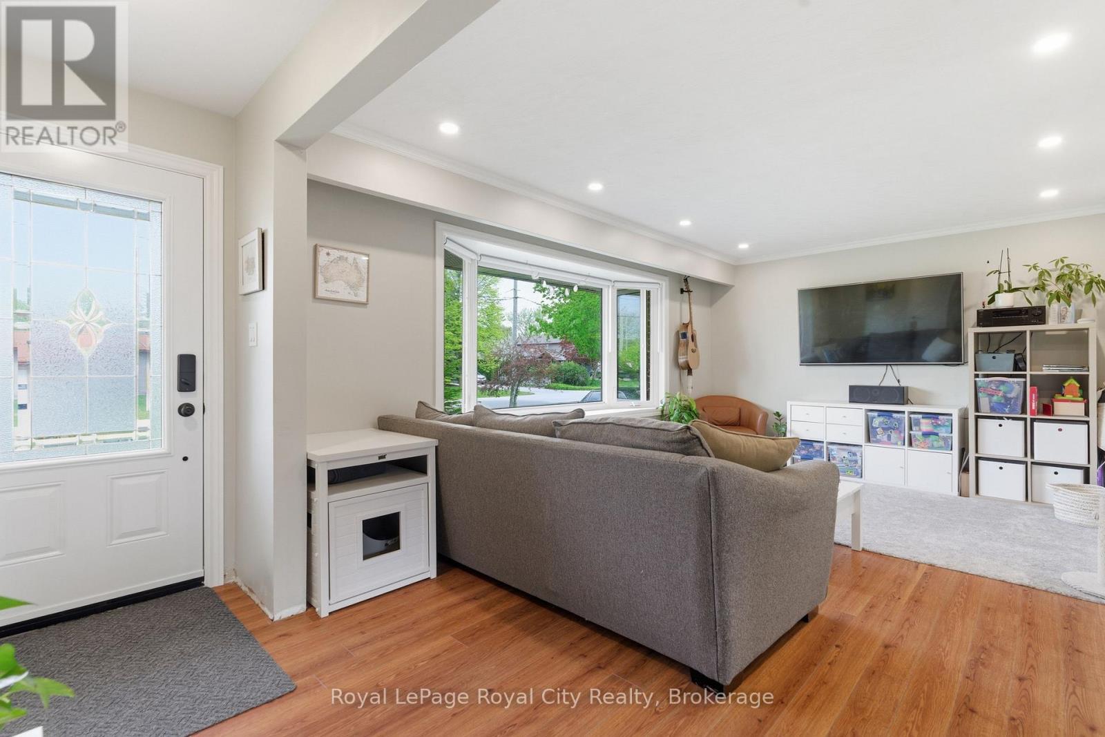 












44 RIDGEWAY AVENUE

,
Guelph (Pineridge/Westminster Woods),




Ontario
N1L1G8


