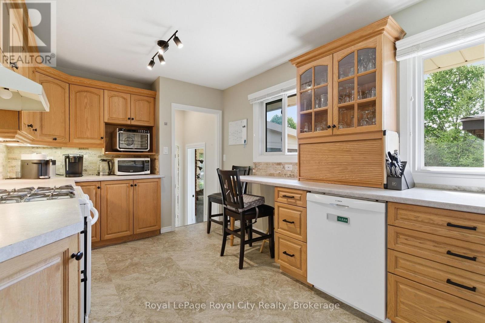 












44 RIDGEWAY AVENUE

,
Guelph (Pineridge/Westminster Woods),




Ontario
N1L1G8

