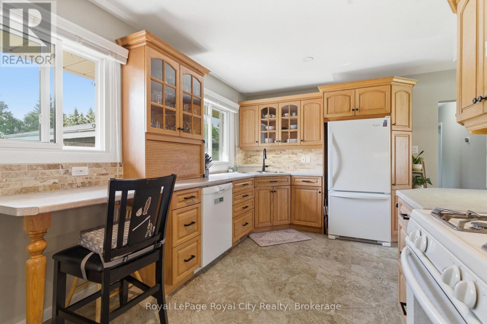 












44 RIDGEWAY AVENUE

,
Guelph (Pineridge/Westminster Woods),




Ontario
N1L1G8

