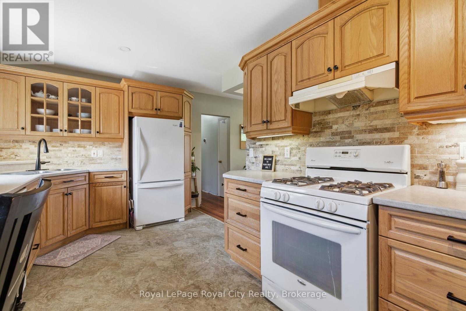 












44 RIDGEWAY AVENUE

,
Guelph (Pineridge/Westminster Woods),




Ontario
N1L1G8

