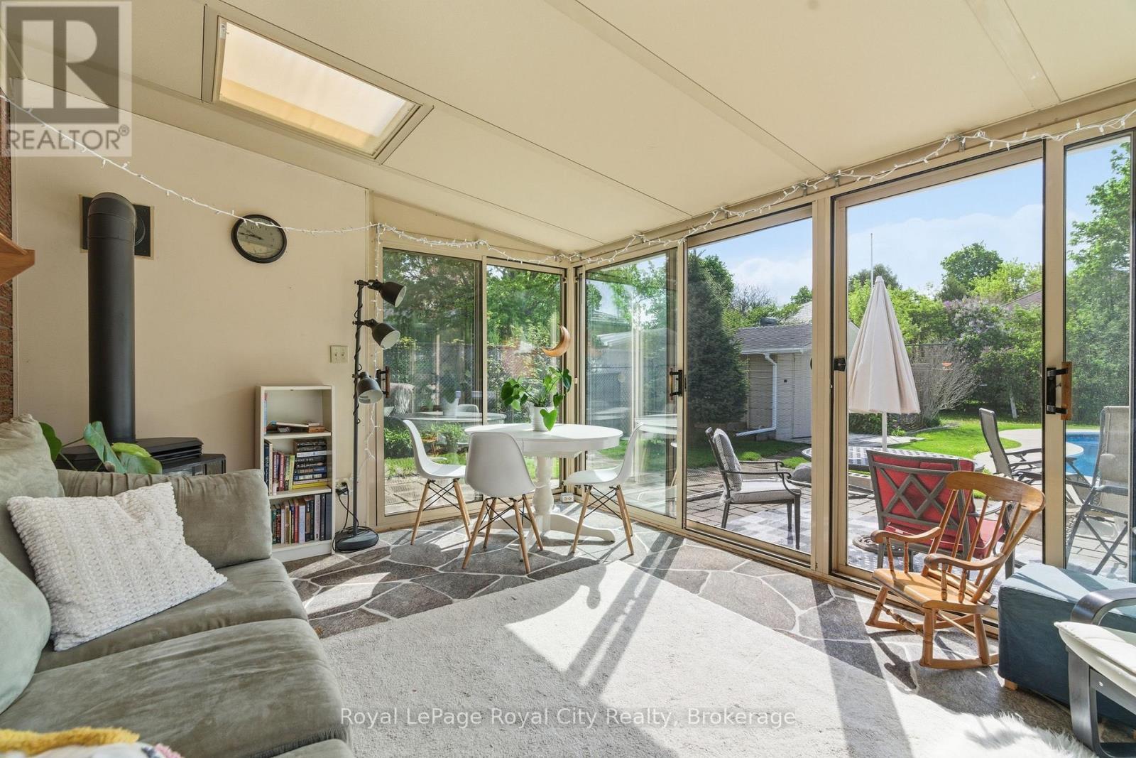 












44 RIDGEWAY AVENUE

,
Guelph (Pineridge/Westminster Woods),




Ontario
N1L1G8

