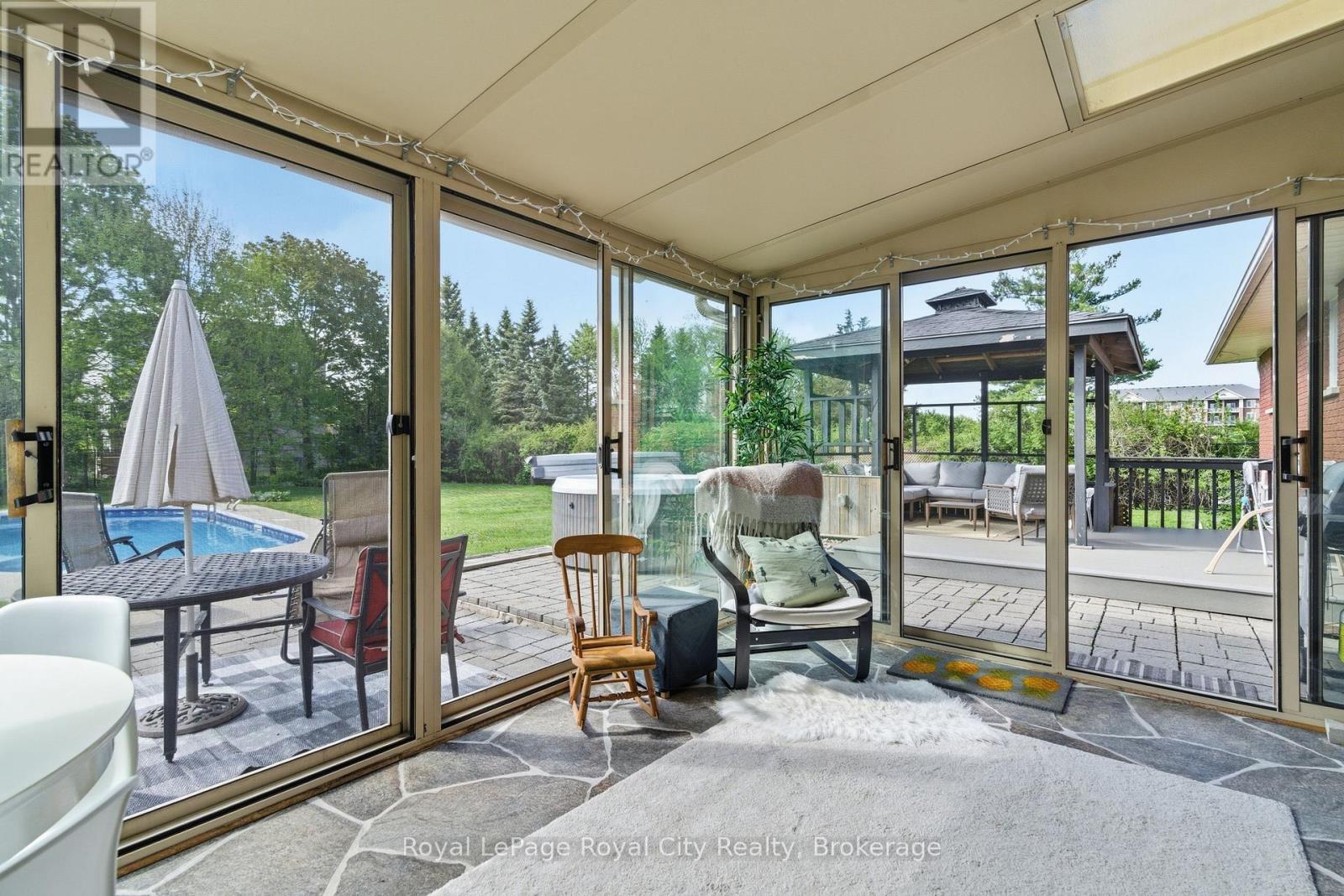 












44 RIDGEWAY AVENUE

,
Guelph (Pineridge/Westminster Woods),




Ontario
N1L1G8

