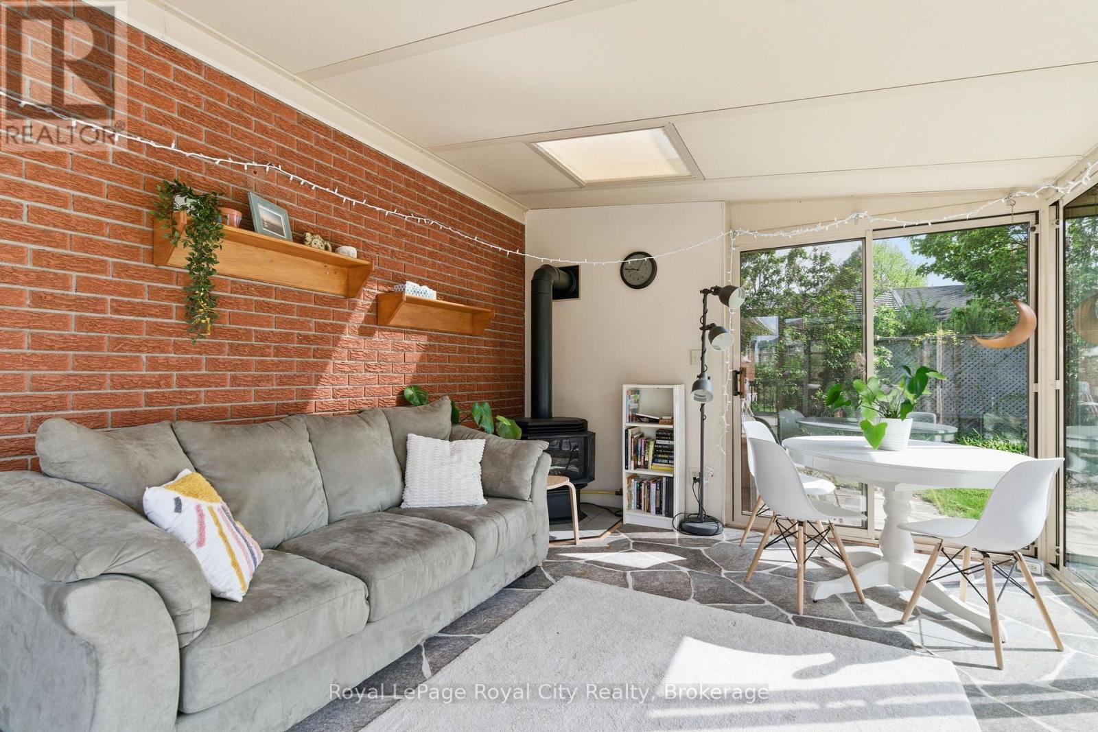 












44 RIDGEWAY AVENUE

,
Guelph (Pineridge/Westminster Woods),




Ontario
N1L1G8

