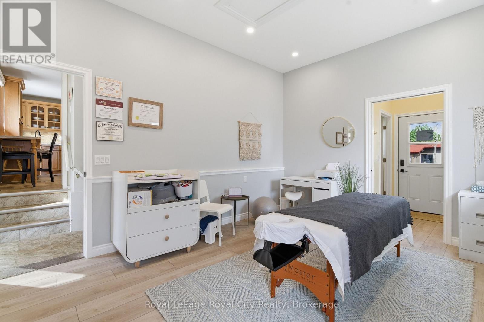 












44 RIDGEWAY AVENUE

,
Guelph (Pineridge/Westminster Woods),




Ontario
N1L1G8

