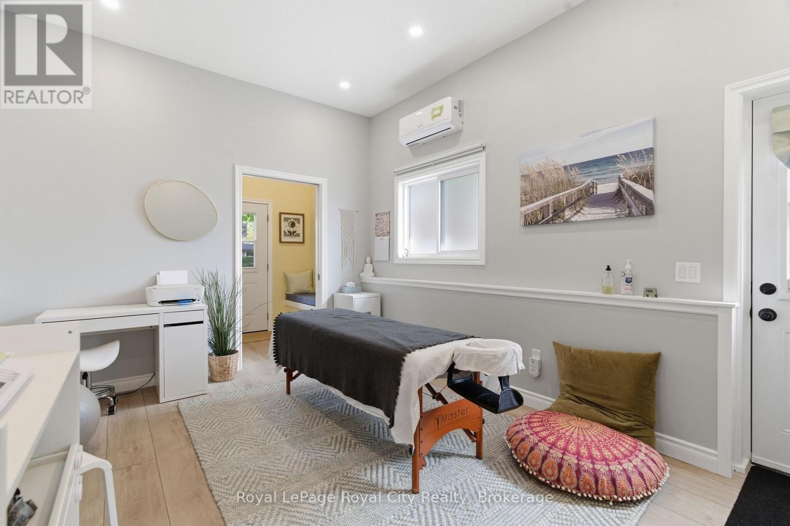 












44 RIDGEWAY AVENUE

,
Guelph (Pineridge/Westminster Woods),




Ontario
N1L1G8

