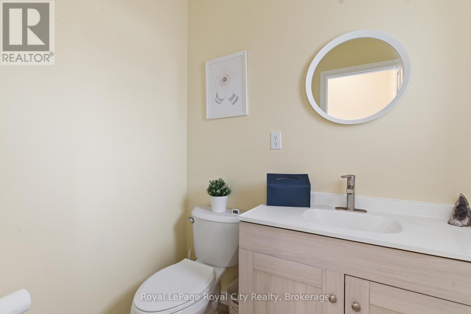 












44 RIDGEWAY AVENUE

,
Guelph (Pineridge/Westminster Woods),




Ontario
N1L1G8

