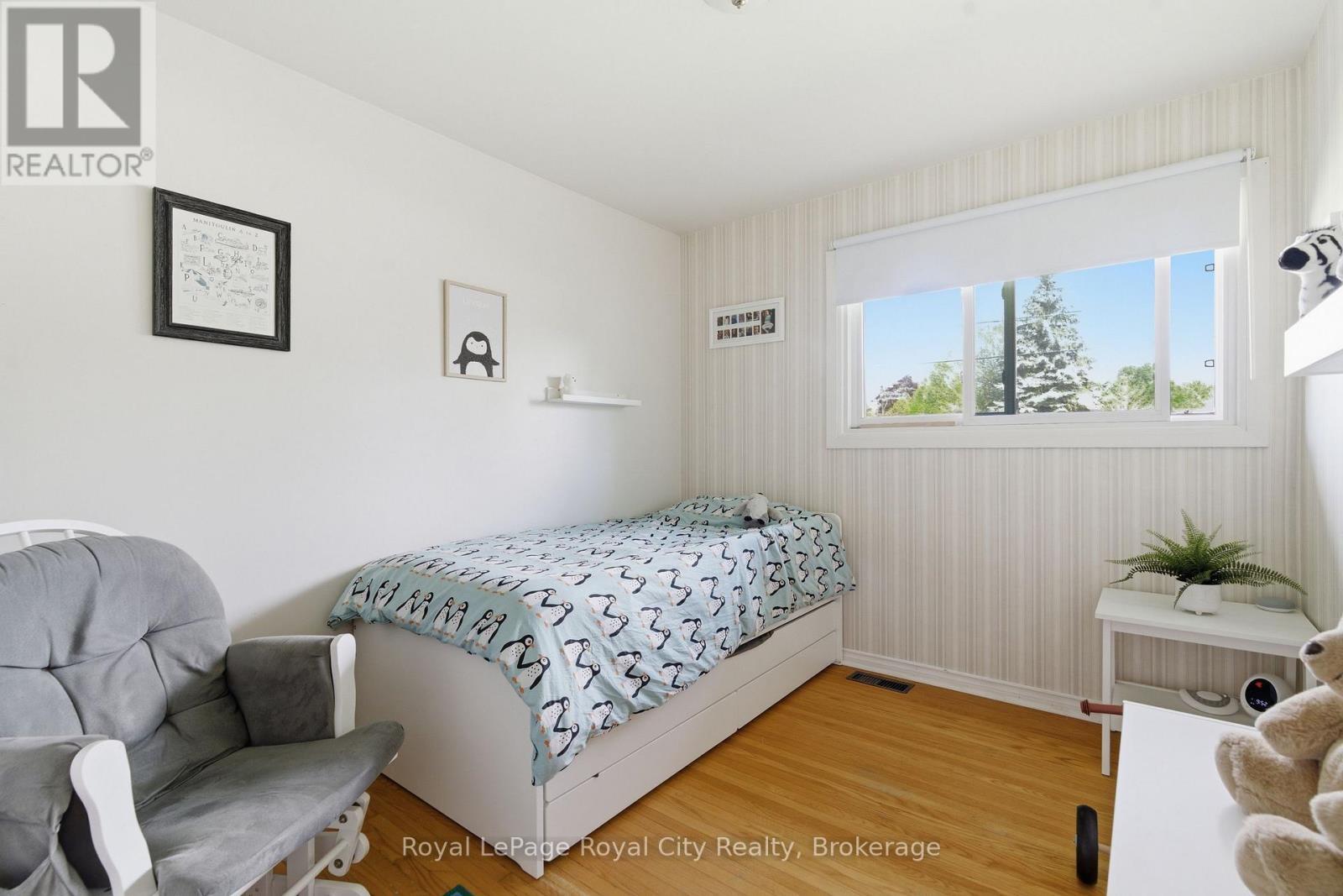 












44 RIDGEWAY AVENUE

,
Guelph (Pineridge/Westminster Woods),




Ontario
N1L1G8

