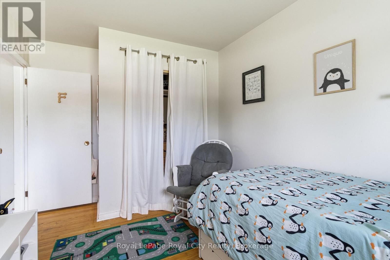 












44 RIDGEWAY AVENUE

,
Guelph (Pineridge/Westminster Woods),




Ontario
N1L1G8

