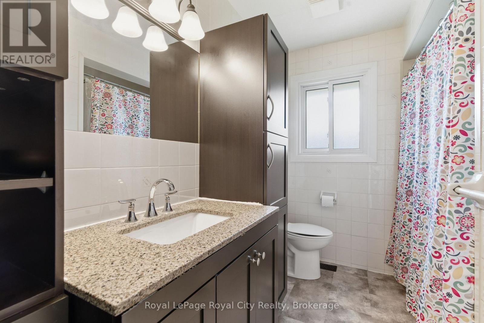 












44 RIDGEWAY AVENUE

,
Guelph (Pineridge/Westminster Woods),




Ontario
N1L1G8


