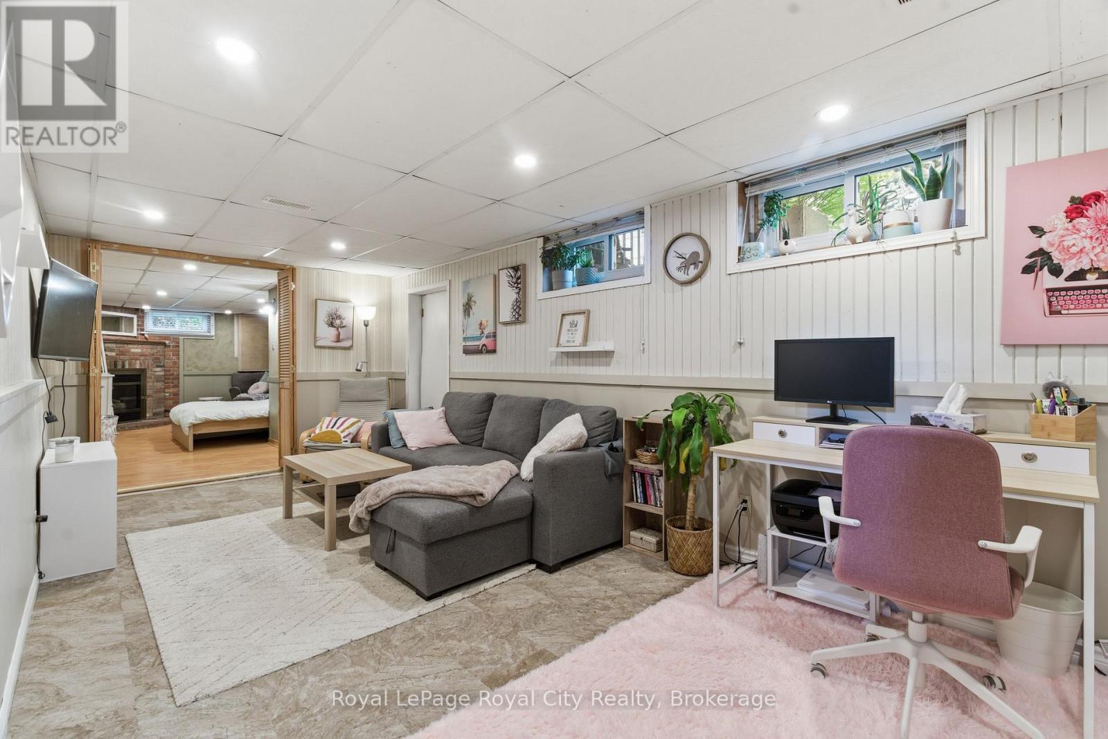 












44 RIDGEWAY AVENUE

,
Guelph (Pineridge/Westminster Woods),




Ontario
N1L1G8

