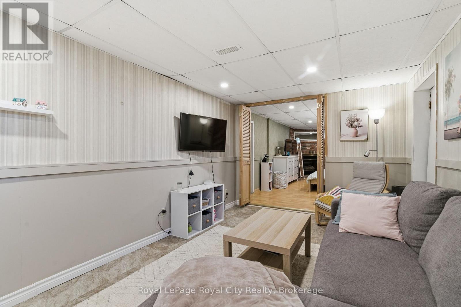 












44 RIDGEWAY AVENUE

,
Guelph (Pineridge/Westminster Woods),




Ontario
N1L1G8

