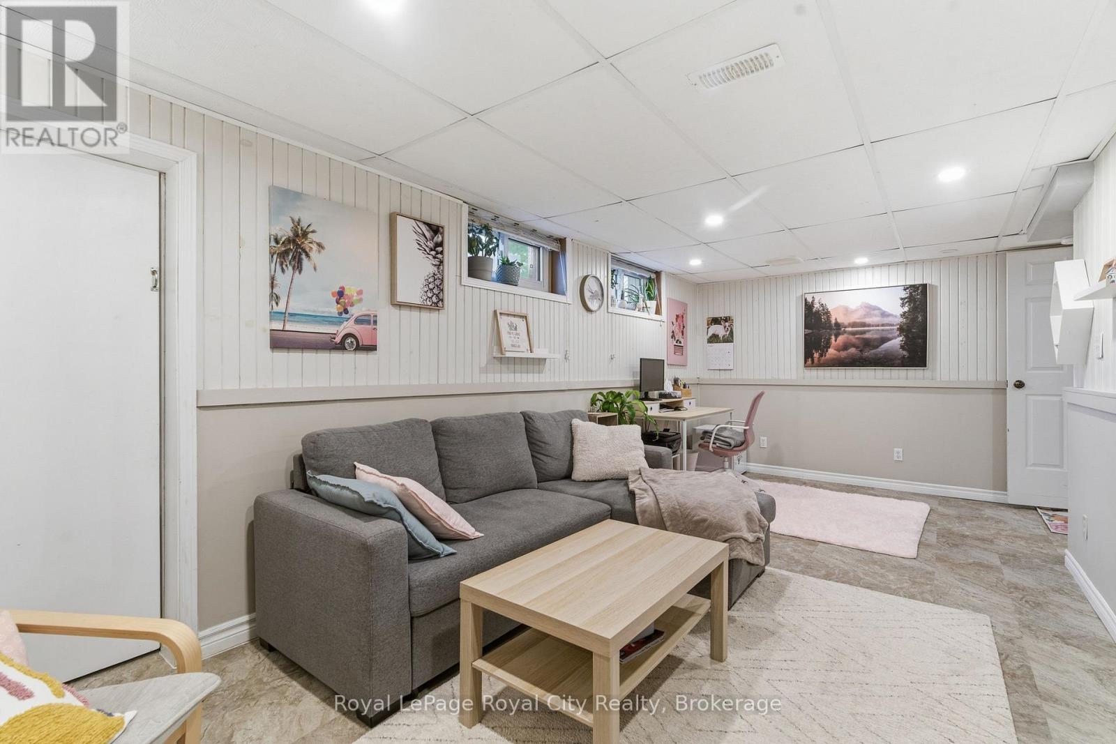 












44 RIDGEWAY AVENUE

,
Guelph (Pineridge/Westminster Woods),




Ontario
N1L1G8

