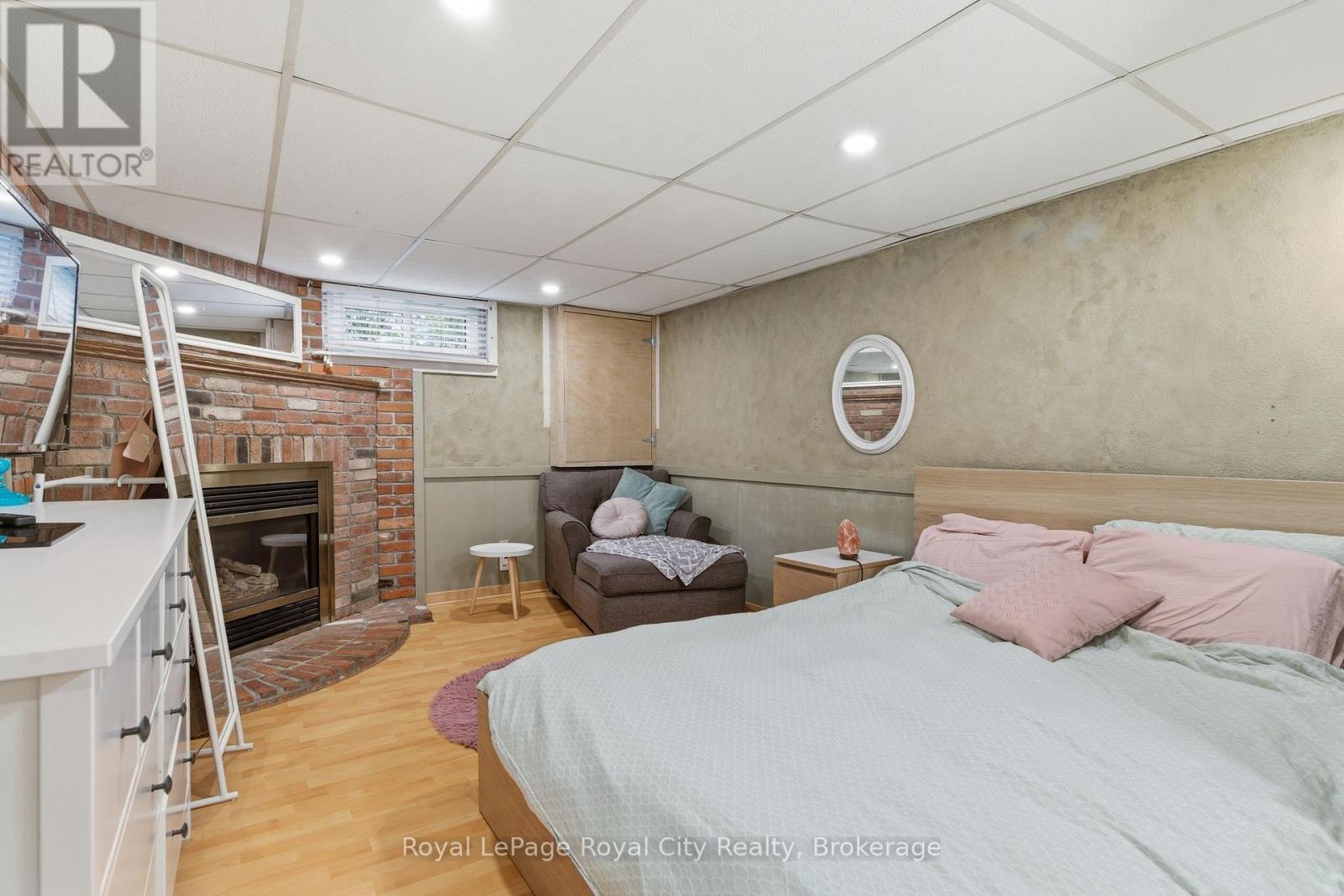












44 RIDGEWAY AVENUE

,
Guelph (Pineridge/Westminster Woods),




Ontario
N1L1G8

